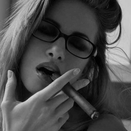 Девушка с сигарой