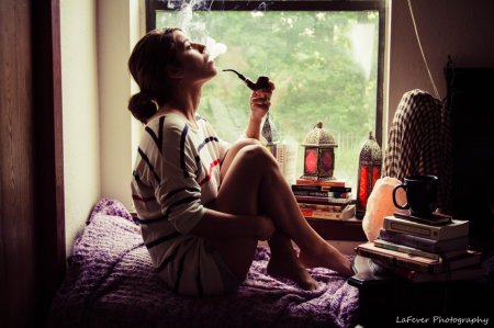 Девушка курит трубку