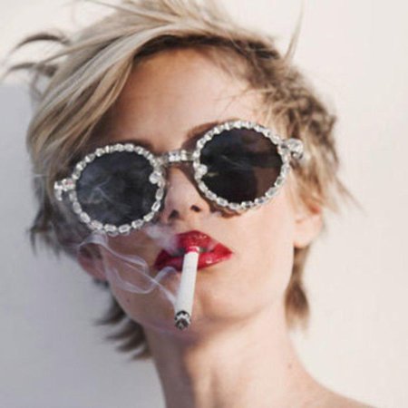 Блондинка с сигаретой