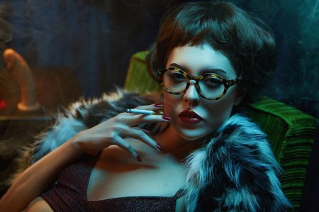 Девушка с сигарой