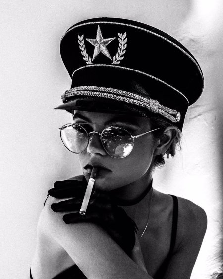 Девушка в очках с сигаретой