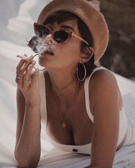 Тейлор лашае с сигаретой