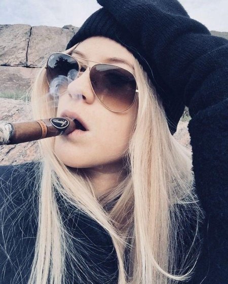 Курящая девушка