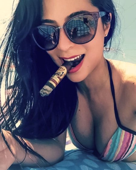 Девушка с сигарой