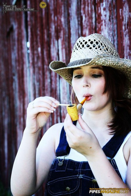 Девушка с курительной трубкой