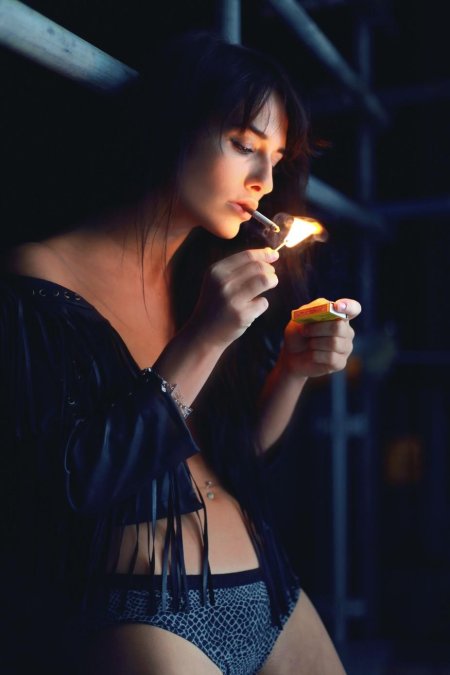 Красивая девушка курит сигарету