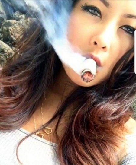 Курит девушка