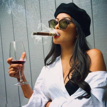 Женщина с сигарой