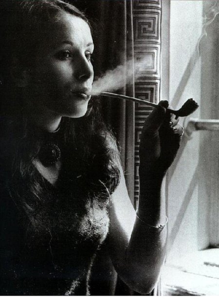 Девушка с курительной трубкой