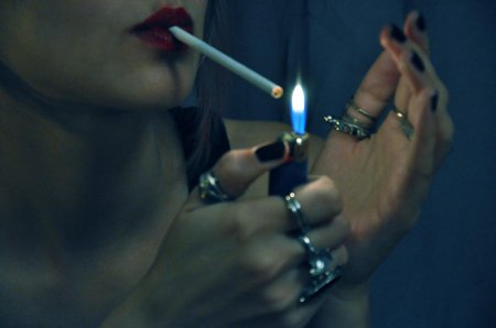 Девушка курит сигарету