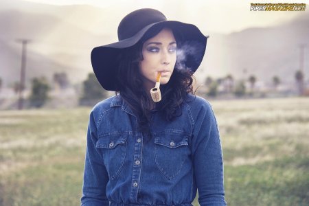 С сигаретой