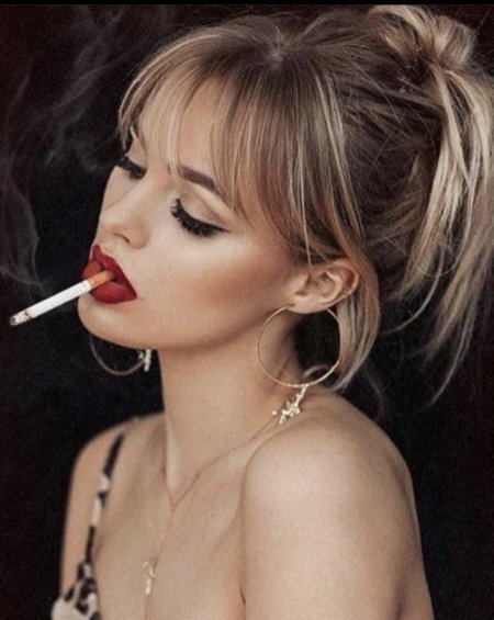 Красивая курящая девушка