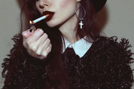 Девушка с сигаретой