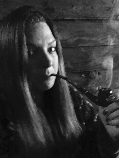 Девочка курит трубку