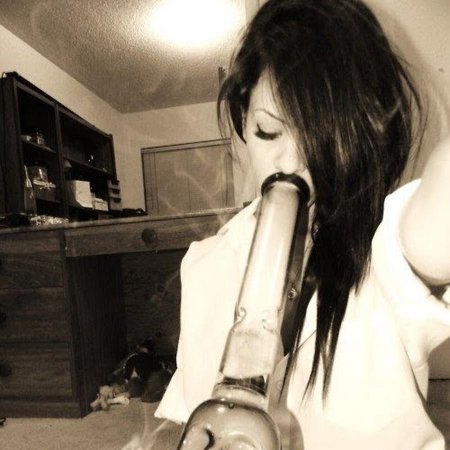 Девушка с бонгом