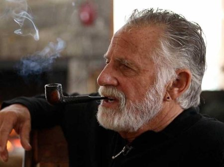 Мужчина курит трубку