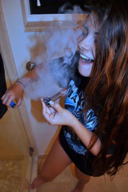 Девушка с бонгом