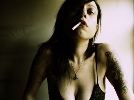 Девушка с татуировкой и сигаретой