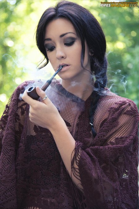 Красивые девушки с курительной трубкой