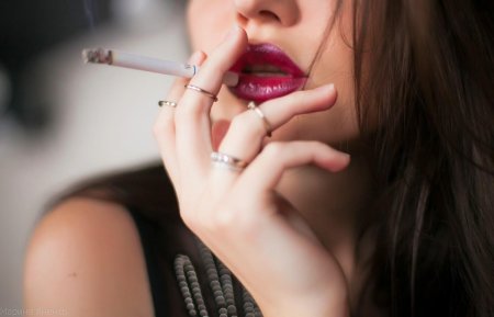 Курение сигарет