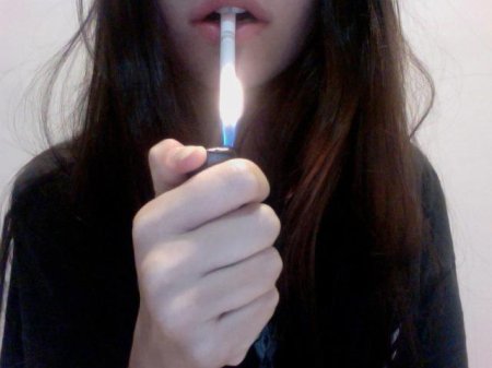 Девушка с сигаретой без лица