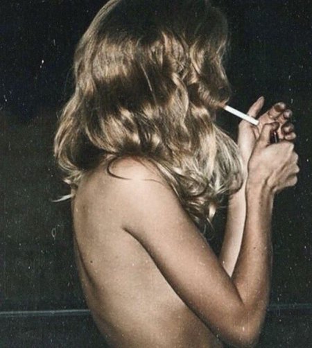 Голая девушка с сигаретой