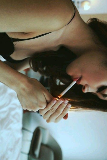 Курящая девушка