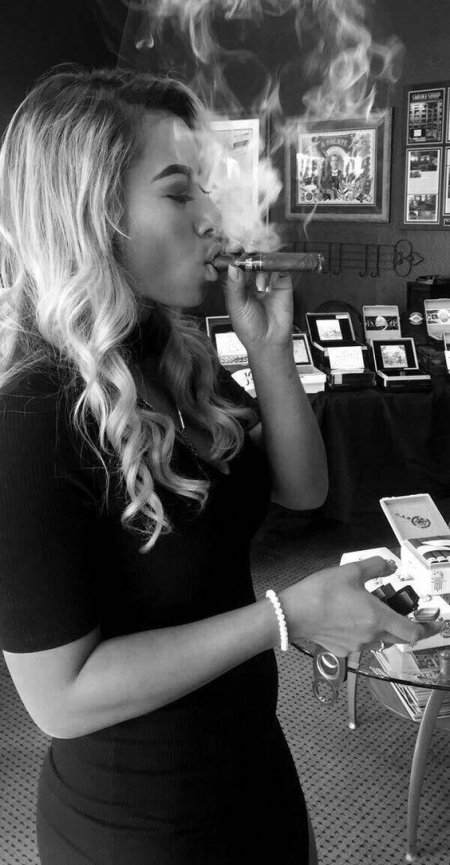 Девушка с сигарой