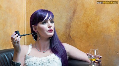 Девушка с курительной трубкой