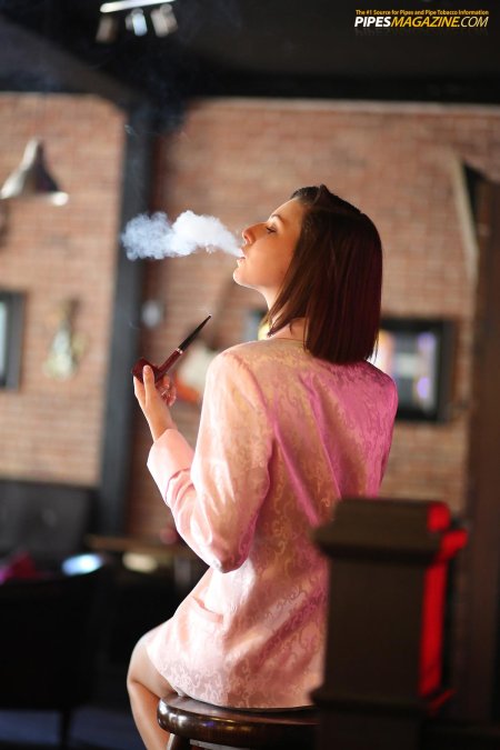 Курящая девушка