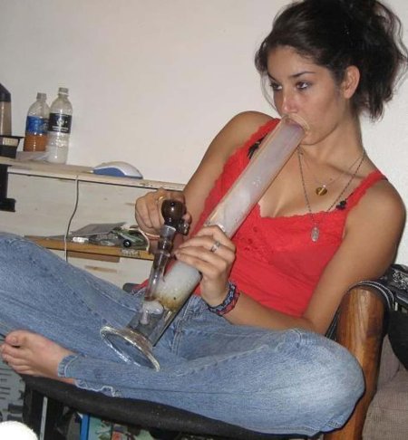 Девушка с бонгом