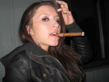 Девушка с сигарой