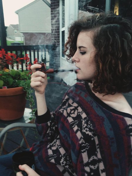 Ева грин курит трубку