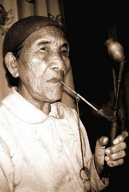 Человек курит трубку