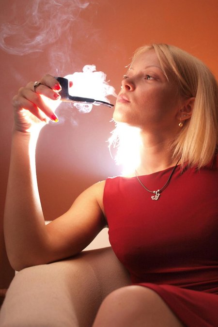 Девушка курит трубку