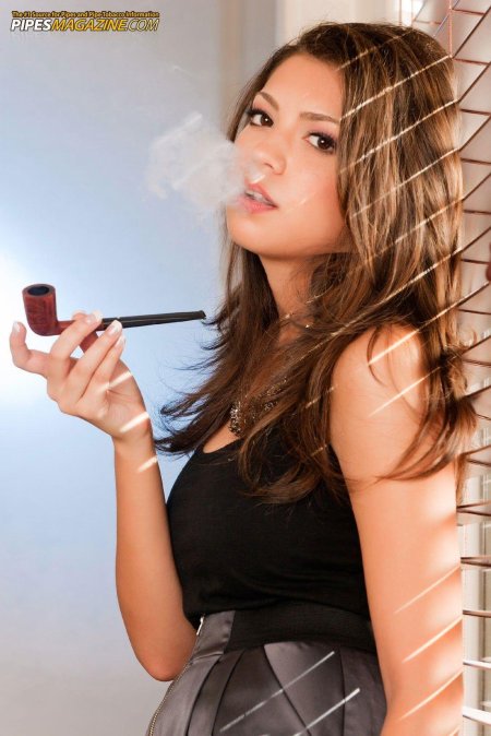 Девушка с курительной трубкой