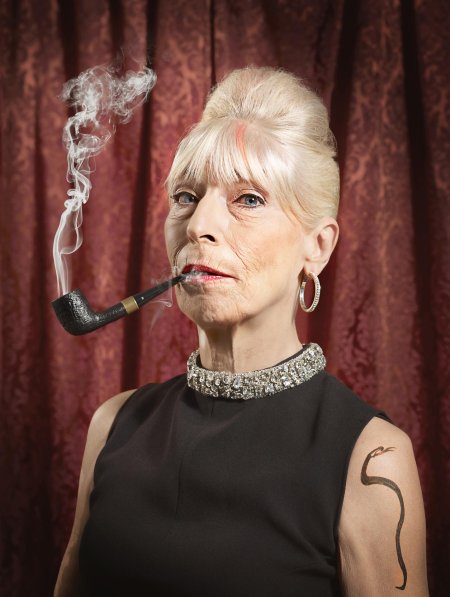 Старая женщина с сигаретой