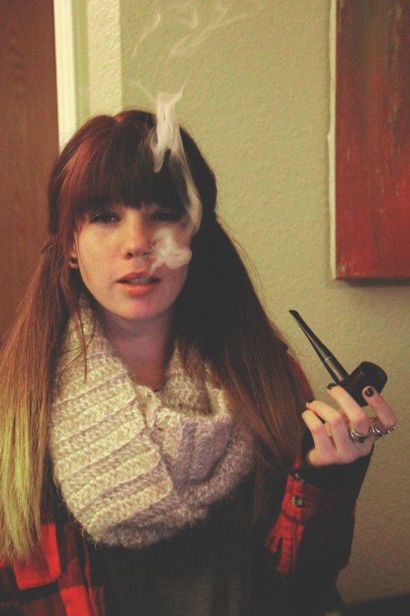 Курящая девушка