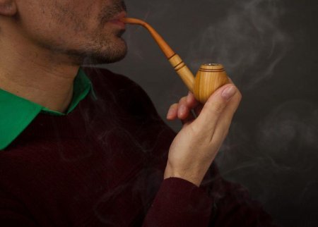 Курительная трубка в руке