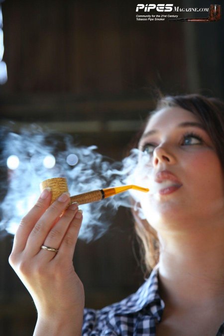 Девушка с курительной трубкой