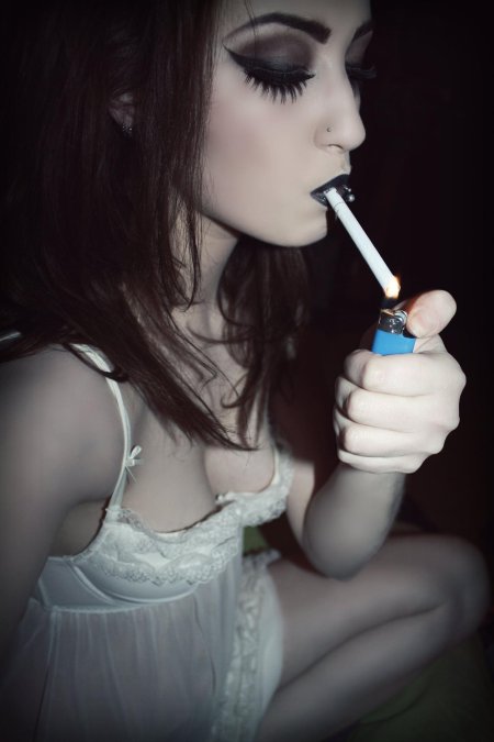 Курящая девушка