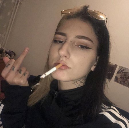 Селфи курящих девушек