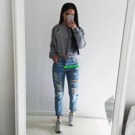 Девушка в джинсах