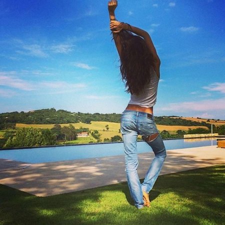 Девушка в джинсах со спины