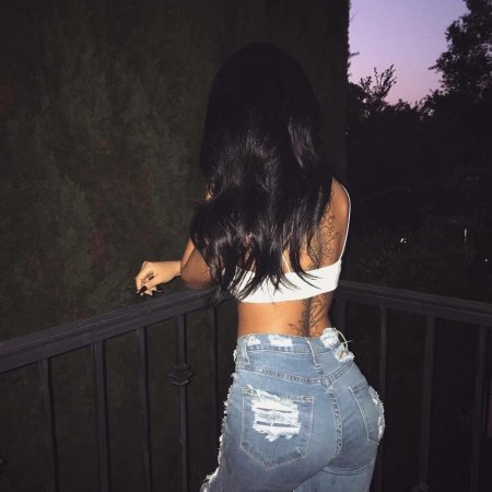 Брюнетка со спины