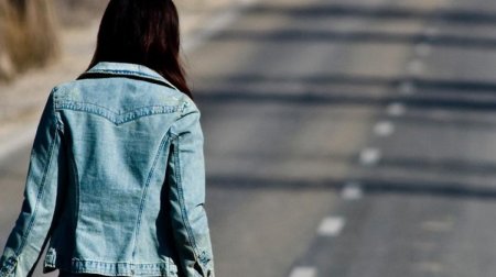 Девушка идет спиной