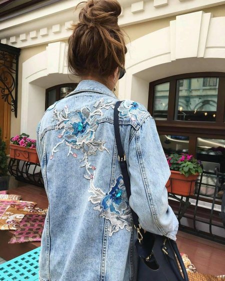 Джинсовая куртка с вышивкой