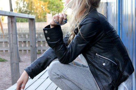 Блондинка в кожаной куртке