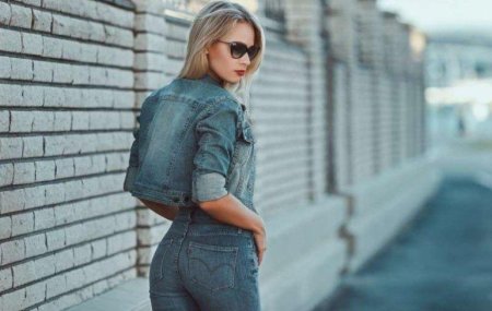 Девушка в джинсовке