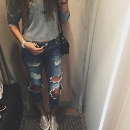 Девушка в рваных джинсах